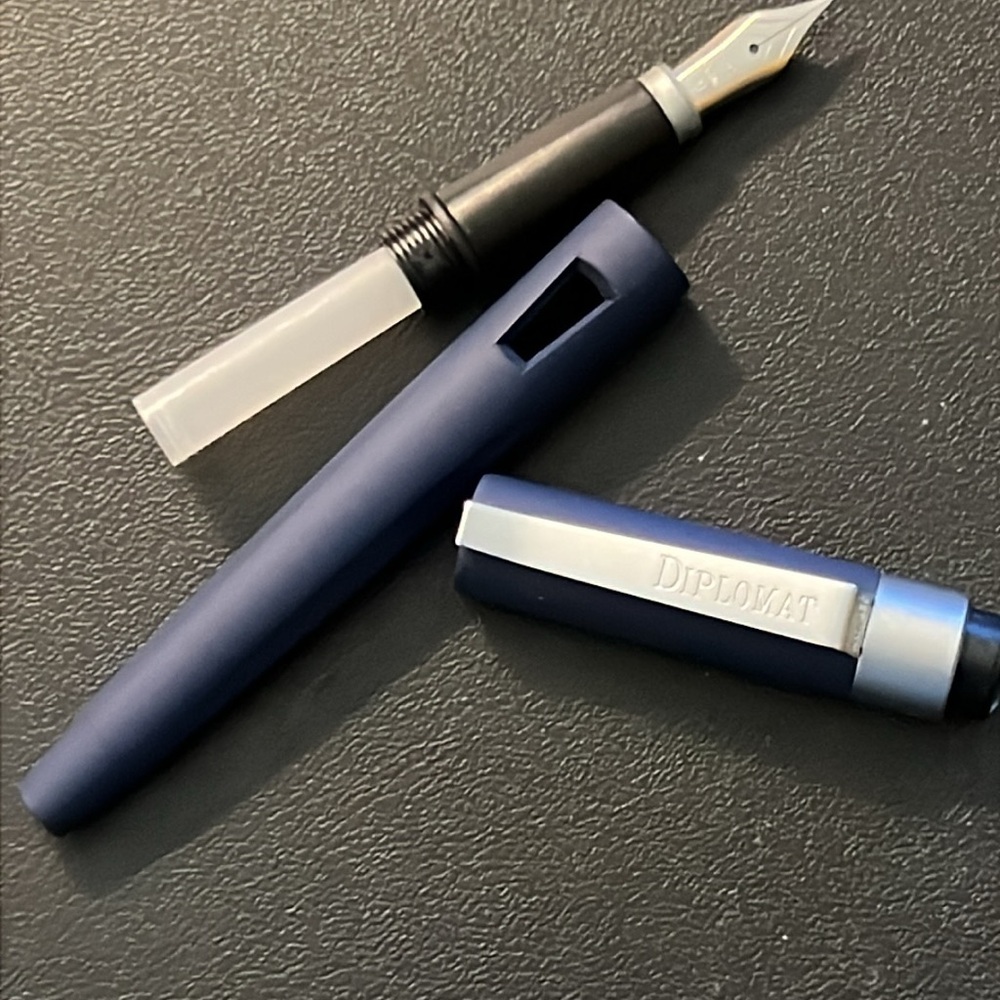 Magnum Diplomat Blue and Chrome Fountain Pen in Clear Case Set (3 items) - Picture 4 of 11